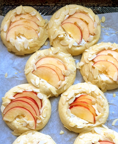 Bialy with Sliced Apple and Frangipane (2pcs)